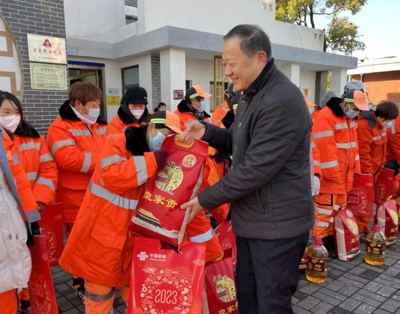 市城管局春节前夕慰问一线环卫工人