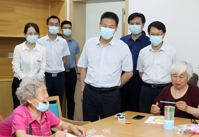 覃卫国调研暖民心工作和智慧城市建设